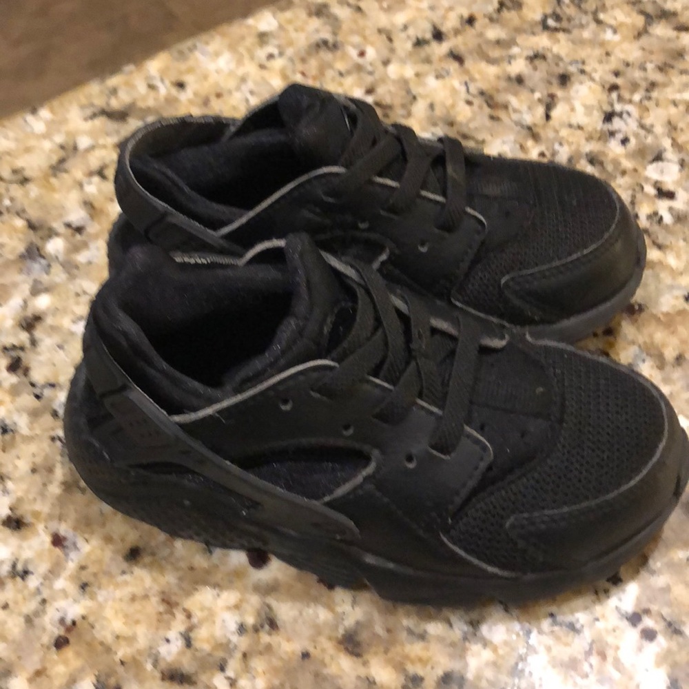 Toddler/size 9 Black Hurache sneakers